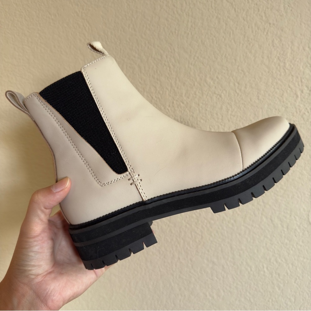 NWOT TOMS Beige Dakota Chelsea Boot Size 7.5